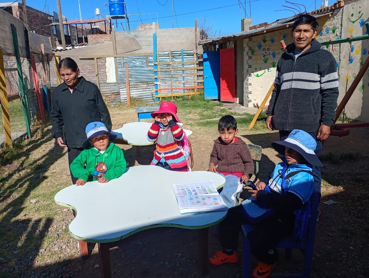 Niñas y niños con docentes en un jardin comunitario de Huancavelica, actividades de salud y educacion para prevenir anemia y desnutricion infantil con ASDEN